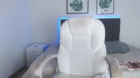 Selena online show from 12-13-25, 07:53