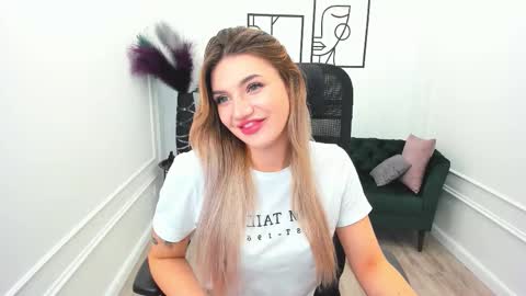 Snapshot of selenaemoore chatting on 09-28-25, 07:41 selenaemoore online show from 09-28-25, 07:41