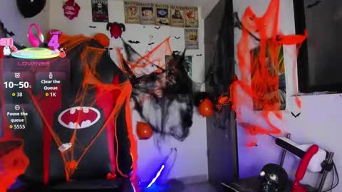 Snapshot of selina_kyl3 chatting on 10-28-25, 04:05 Selinna Kyle online show from 10-28-25, 04:05