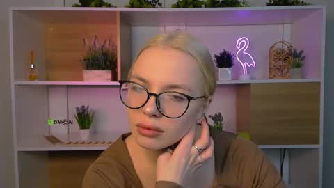 Snapshot of sendi_cais chatting on 12-23-25, 06:00 Sendi online show from 12-23-25, 06:00