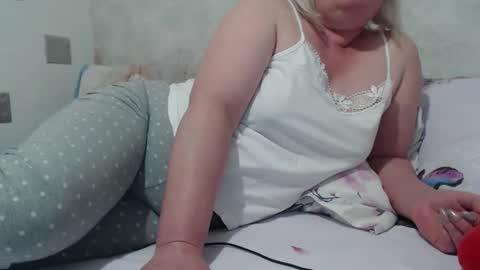 Snapshot of seniorita333 chatting on 12-13-24, 12:39 Lenna online show from 12-13-24, 12:39