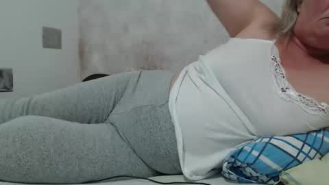 Snapshot of seniorita333 chatting on 10-21-25, 07:42 Lenna online show from 10-21-25, 07:42