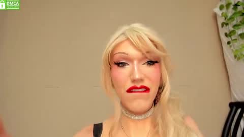 Snapshot of sensual_miss_mia chatting on 10-22-25, 01:06 Mia online show from 10-22-25, 01:06