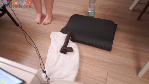 SeraReads online show from 10-11-25, 03:43