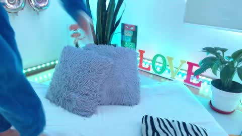 Snapshot of seuctive_woman57 chatting on 09-18-25, 06:32 samy online show from 09-18-25, 06:32