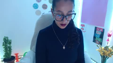 Snapshot of seuctive_woman57 chatting on 12-15-25, 10:47 samy online show from 12-15-25, 10:47