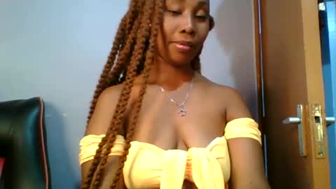 Snapshot of sexie_curvie chatting on 02-05-25, 11:34 Maggie online show from 02-05-25, 11:34