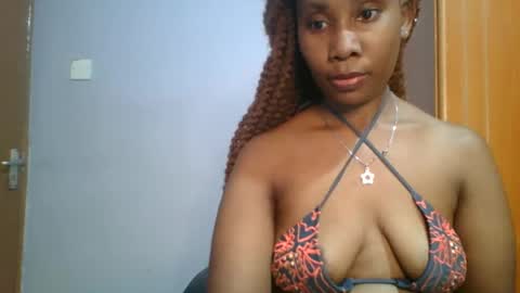 Snapshot of sexie_curvie chatting on 02-09-25, 06:05 Maggie online show from 02-09-25, 06:05