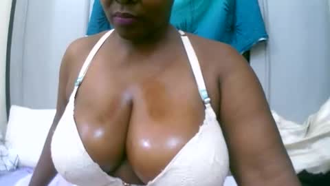 Snapshot of sexxi_ebony chatting on 11-19-25, 05:18 sexxi_ebony online show from 11-19-25, 05:18