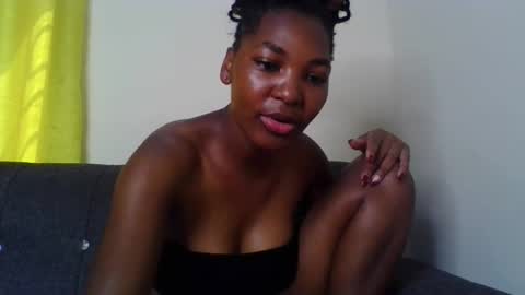 Snapshot of sexxylovie chatting on 12-14-25, 09:47 Molly online show from 12-14-25, 09:47