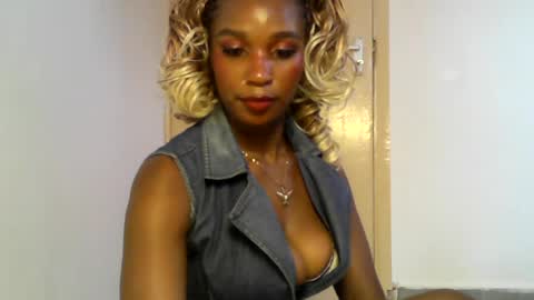 Snapshot of sexy_africana05 chatting on 07-25-26, 12:47 sexy_africana05 online show from 07-25-26, 12:47