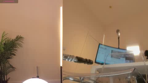 Lina online show from 09-30-25, 12:04