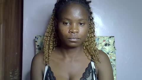 Snapshot of sexy_molyne chatting on 01-16-26, 01:37 Molyne online show from 01-16-26, 01:37