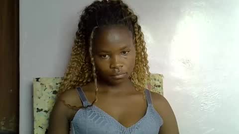 Snapshot of sexy_molyne chatting on 01-17-26, 01:43 Molyne online show from 01-17-26, 01:43