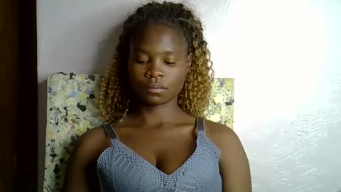 Snapshot of sexy_molyne chatting on 01-17-26, 01:49 Molyne online show from 01-17-26, 01:49