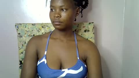 Snapshot of sexy_molyne chatting on 02-17-26, 11:44 Molyne online show from 02-17-26, 11:44