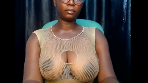 Snapshot of sexy_pearl12 chatting on 03-11-25, 10:40 zoe online show from 03-11-25, 10:40