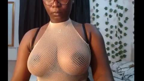 Snapshot of sexy_pearl12 chatting on 09-10-25, 06:02 zoe online show from 09-10-25, 06:02