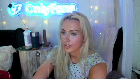 Snapshot of sexyashley_21 chatting on 02-08-25, 05:18 Ashley Teal online show from 02-08-25, 05:18