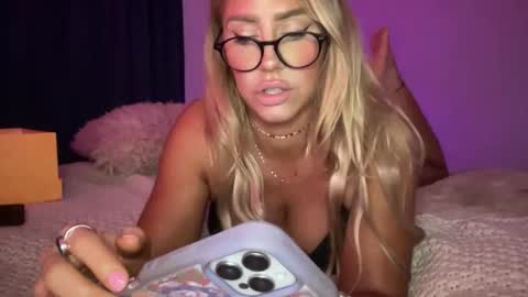 Snapshot of sexygoodvibebabe69 chatting on 10-25-25, 06:43 Ashley Love online show from 10-25-25, 06:43