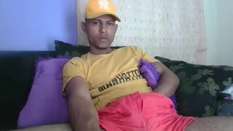 Snapshot of sexyleon69 chatting on 09-18-25, 05:53 Sexy leon online show from 09-18-25, 05:53