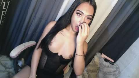 Snapshot of sexylovesappira chatting on 12-28-24, 04:41 maxine online show from 12-28-24, 04:41