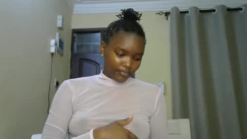 Snapshot of sexypetite_lee chatting on 12-18-24, 05:48 Lee online show from 12-18-24, 05:48