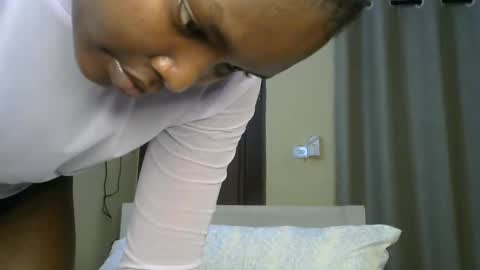 Snapshot of sexypetite_lee chatting on 12-18-24, 06:14 Lee online show from 12-18-24, 06:14