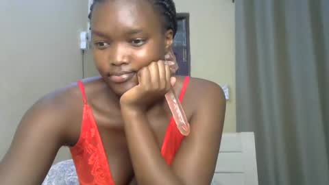 Snapshot of sexypetite_lee chatting on 03-06-25, 11:47 Lee online show from 03-06-25, 11:47