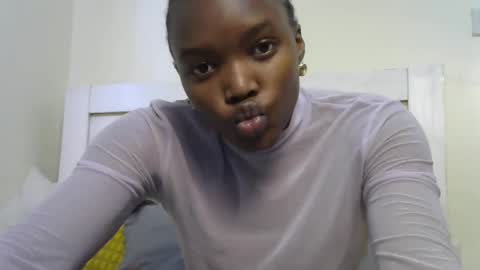 Snapshot of sexypetite_lee chatting on 09-25-25, 08:18 Lee online show from 09-25-25, 08:18