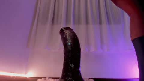 Snapshot of sexyshantal_ chatting on 01-24-25, 04:17 Sshanty online show from 01-24-25, 04:17