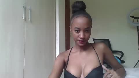 Snapshot of sexyyypetite chatting on 11-09-25, 08:45 SEXYPETITE online show from 11-09-25, 08:45