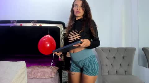 Snapshot of shainabonne chatting on 02-14-25, 11:20 Shaina online show from 02-14-25, 11:20