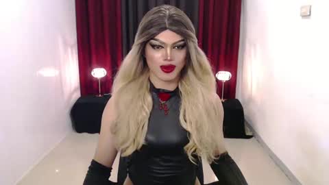 Snapshot of shanex01 chatting on 12-07-24, 05:31 Shane X online show from 12-07-24, 05:31