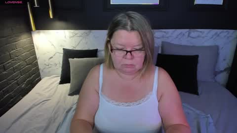 Snapshot of shannonshine chatting on 12-13-24, 05:49 Shannon online show from 12-13-24, 05:49