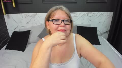Snapshot of shannonshine chatting on 01-30-25, 11:33 Shannon online show from 01-30-25, 11:33