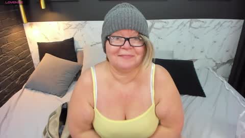 Snapshot of shannonshine chatting on 02-04-25, 11:49 Shannon online show from 02-04-25, 11:49