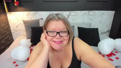 Snapshot of shannonshine chatting on 02-18-25, 09:10 Shannon online show from 02-18-25, 09:10