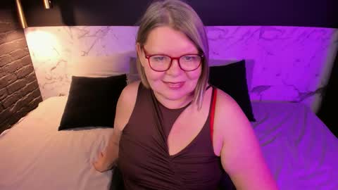 Snapshot of shannonshine chatting on 10-24-25, 03:41 Shannon online show from 10-24-25, 03:41