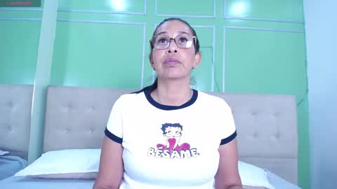 Snapshot of shanon_mature_ chatting on 02-09-25, 01:33 Shanon online show from 02-09-25, 01:33