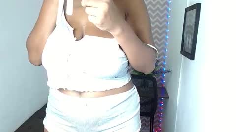 Snapshot of shantalcarson chatting on 05-29-26, 05:33 Dayana online show from 05-29-26, 05:33
