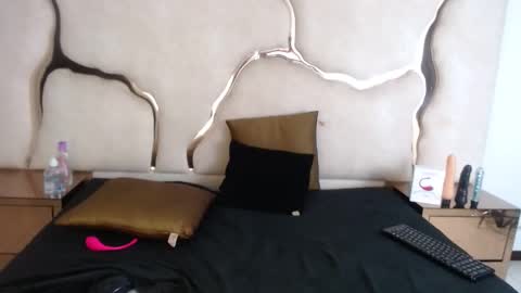 Snapshot of shariff_ chatting on 01-16-25, 05:01 shariff_ online show from 01-16-25, 05:01