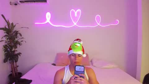 shark_boy21 online show from 11-30-25, 12:36