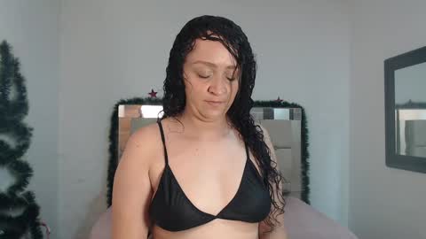 Snapshot of sharlotte__jones chatting on 12-28-24, 03:37 Sara online show from 12-28-24, 03:37