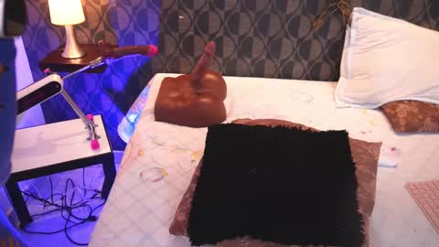 Snapshot of sharomross chatting on 10-25-25, 04:13 Sharom online show from 10-25-25, 04:13