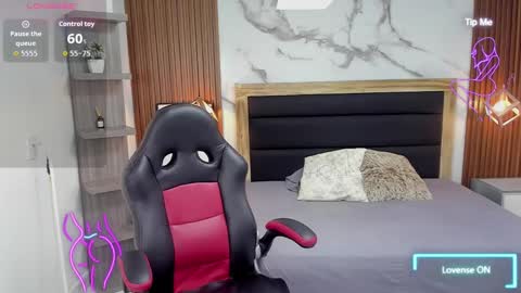 Snapshot of sharonblake5 chatting on 11-11-25, 01:44 M A G N O online show from 11-11-25, 01:44