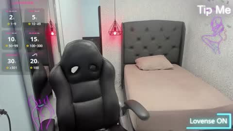 Snapshot of sharonblake5 chatting on 11-26-25, 12:39 M A G N O online show from 11-26-25, 12:39