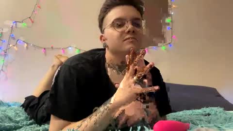 Snapshot of sharpy_teeth_kitty chatting on 01-10-25, 08:15 Nikolasftm online show from 01-10-25, 08:15