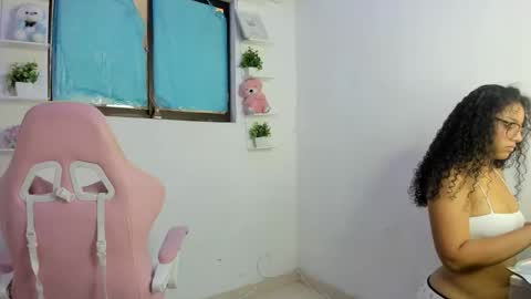 Snapshot of shasha009 chatting on 10-21-25, 09:04 loraine online show from 10-21-25, 09:04