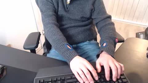 Snapshot of shavedromeo chatting on 12-13-24, 01:55 shavedromeo online show from 12-13-24, 01:55